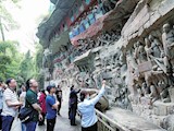 游客在大足石刻宝顶山景区参观